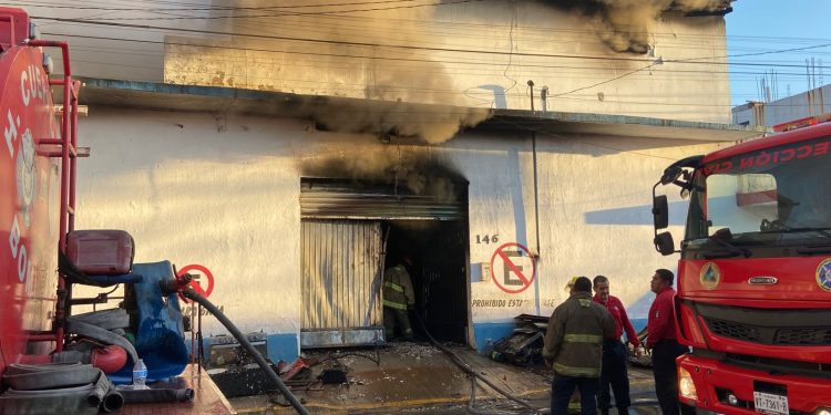 Incendio consume bodega de muebles en Villahermosa