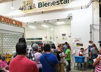 Tabasqueños acuden a cobrar apoyos de Bienestar