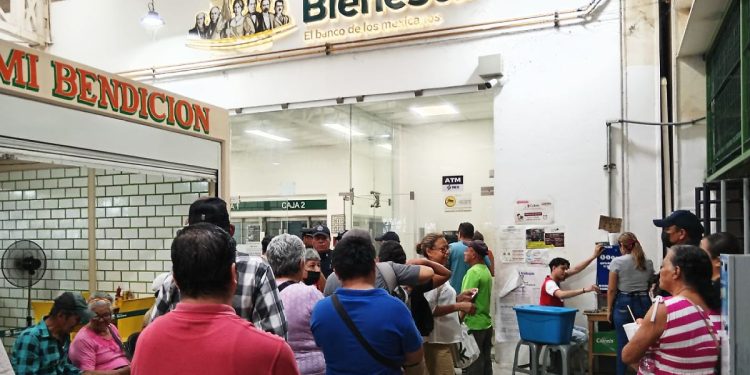 Tabasqueños acuden a cobrar apoyos de Bienestar