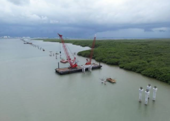 Autoridades retiran camión revolvedor en la Laguna Nichupté