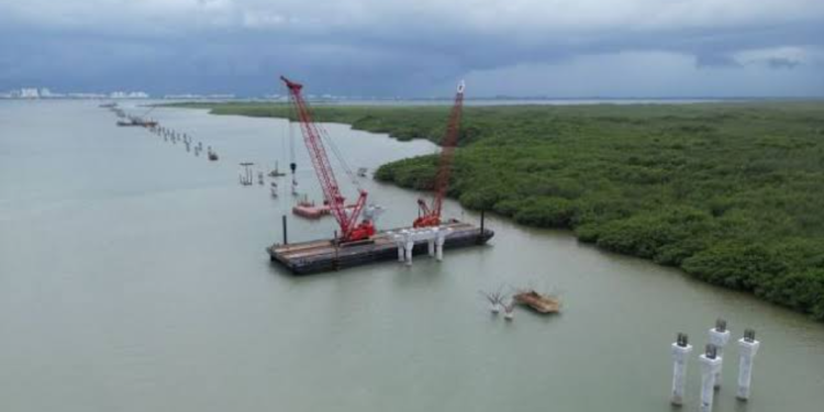 Autoridades retiran camión revolvedor en la Laguna Nichupté