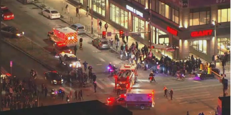 Detienen a mujer tras atropellar a fanáticos del Super Bowl en Spring Garden de Filadelfia