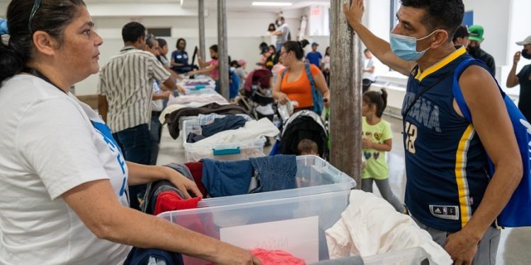 Donald Trump congela fondos a organizaciones que ayudan a los migrantes