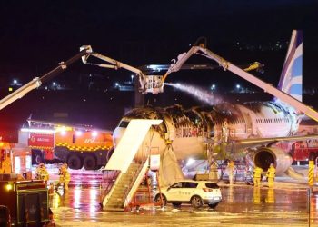 Se incendia un avión con pasajeros antes de despegar en Corea del Sur