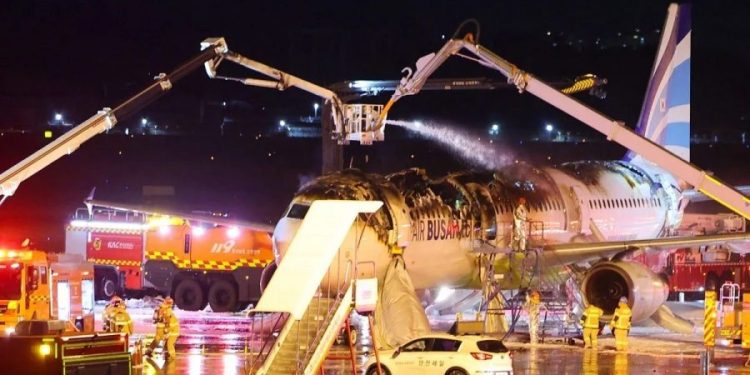 Se incendia un avión con pasajeros antes de despegar en Corea del Sur