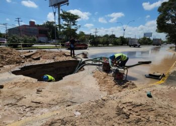 Se desborda un ducto de agua en la José López Portillo
