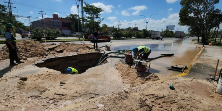 Se desborda un ducto de agua en la José López Portillo