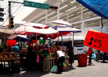 Locatarios del Mercado Pino Suárez exigen acción contra vendedores ambulantes