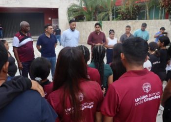 Viajan luchadoras y luchadores quintanarroenses al Campeonato Nacional de Oaxaca: CODEQ