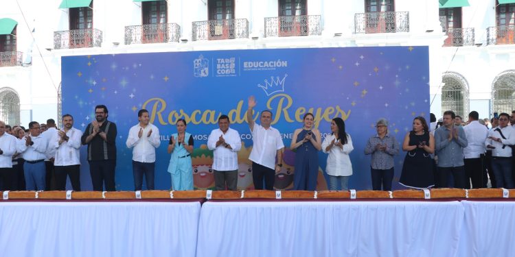 Tradiciones en Villahermosa: Partida de Rosca de Reyes en Plaza de Armas