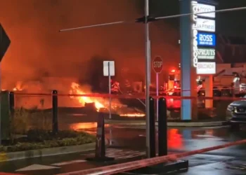 Otro accidente aéreo; una avioneta se estrella cerca de un centro comercial en Philadelphia, Pensilvania