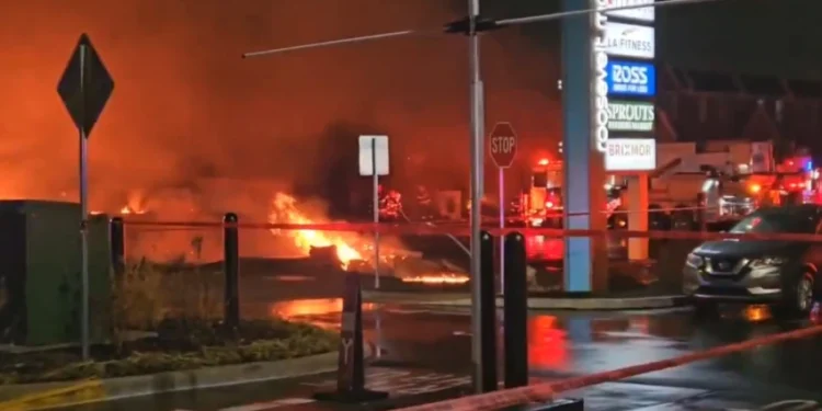 Otro accidente aéreo; una avioneta se estrella cerca de un centro comercial en Philadelphia, Pensilvania