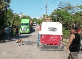 Bloquean carretera en Acachapan 5ta para exigir empleos en obras de Pemex