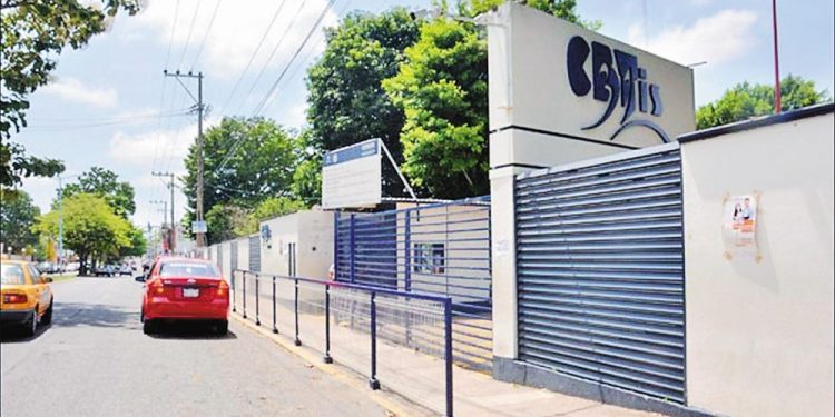 Padres denuncian aumento de cuotas en el CBTis 32 de Villahermosa
