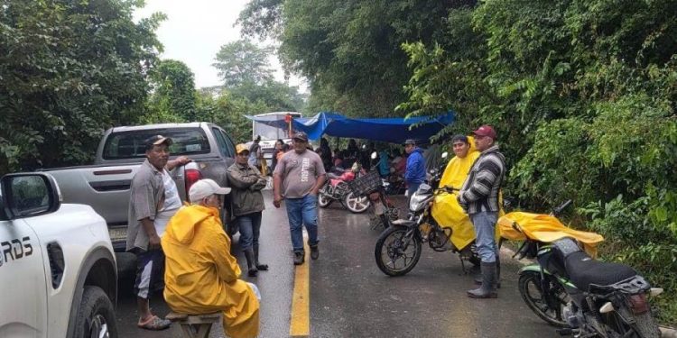 Bloqueo en ranchería Aztlán cumple 4 días; exigen pavimentación de caminos