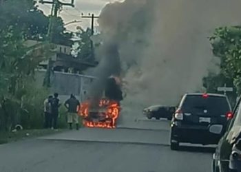 Presunto cortocircuito calcina camioneta en Periférico de Nacajuca