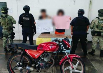 Detienen a dos jóvenes con mensajes de amenaza en Comalcalco