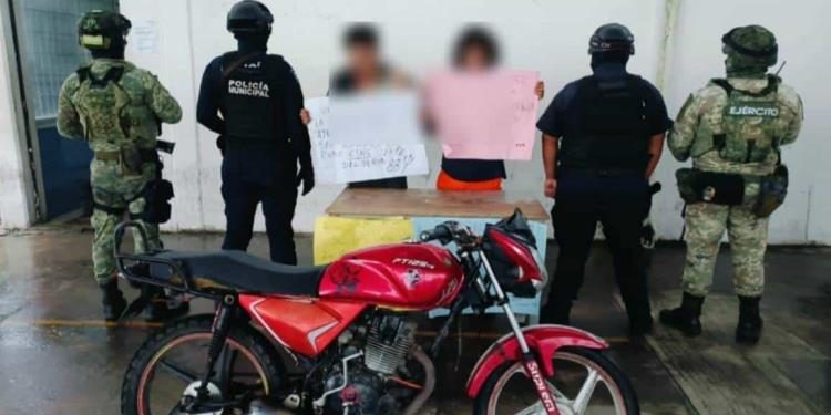 Detienen a dos jóvenes con mensajes de amenaza en Comalcalco