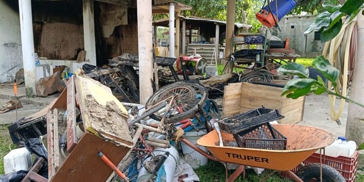 Incendio en Cunduacán provocado por pirotecnia: familia ilesa, perro quemado