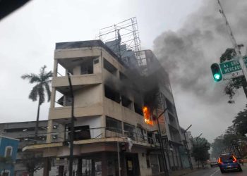Incendio en edificio abandonado frente al malecón de Villahermosa