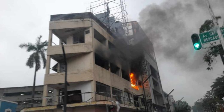 Incendio en edificio abandonado frente al malecón de Villahermosa