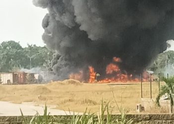 Camioneta se incendia por falla mecánica en la ranchería Plátano y Cacao