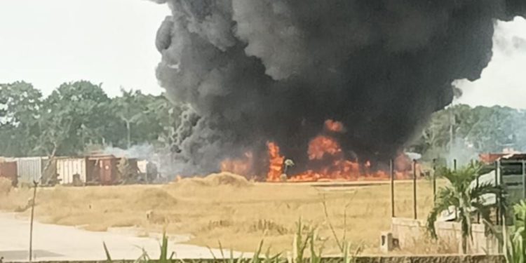 Camioneta se incendia por falla mecánica en la ranchería Plátano y Cacao