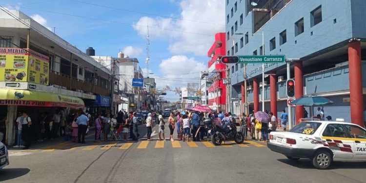 Bloquean avenida Méndez para exigir pago de indemnizaciones por inundaciones de 2007