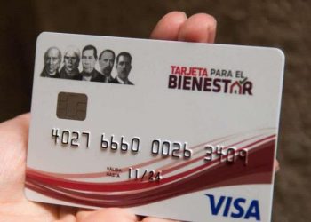 Restituyen tarjetas del Bienestar a adultos mayores rescatados en Acachapan