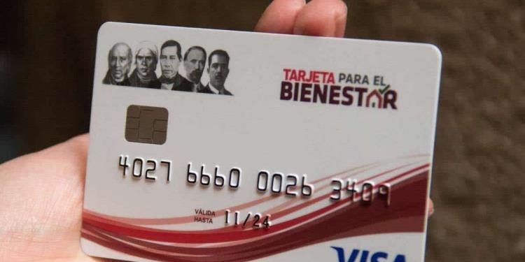 Restituyen tarjetas del Bienestar a adultos mayores rescatados en Acachapan
