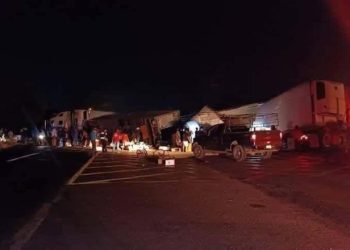 Rapiñan tráiler accidentado en la Villahermosa-Cárdenas, a la altura de cucuyulapa