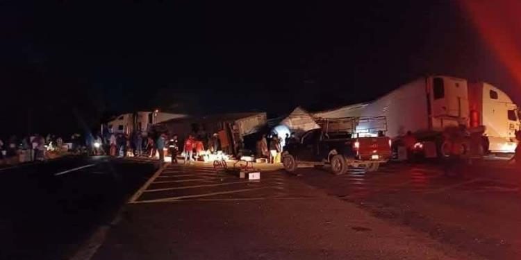 Rapiñan tráiler accidentado en la Villahermosa-Cárdenas, a la altura de cucuyulapa