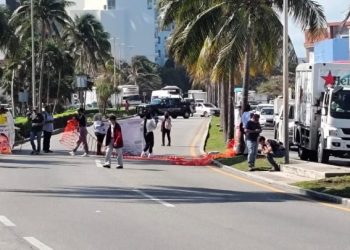  Integrantes del colectivo Madres Buscadoras de Quintana Roo bloquearon el Bulevar Kukulcán