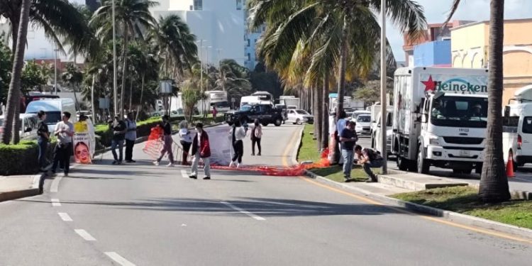 Integrantes del colectivo Madres Buscadoras de Quintana Roo bloquearon el Bulevar Kukulcán