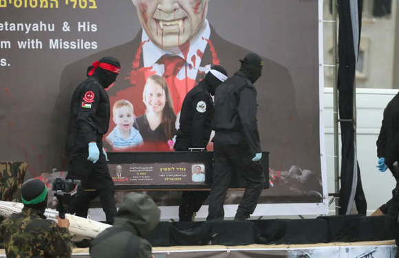 Hamás entrega los cuerpos de rehenes en Israel, entre ellos una madre y sus dos hijos