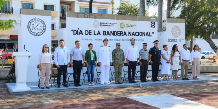 Conmemoran en Playa del Carmen el Día de la Bandera