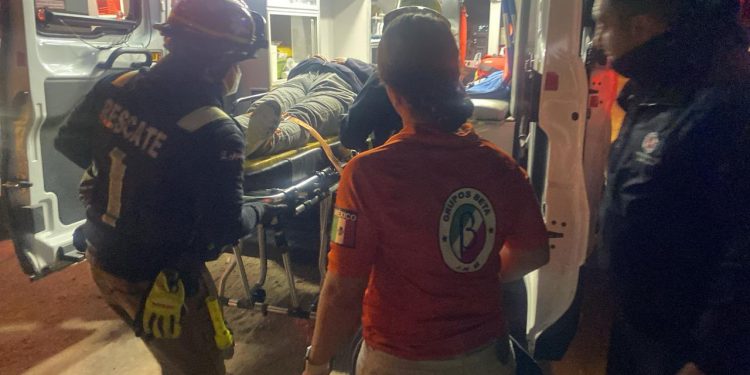 Rescatan a dos migrantes tras salir lesionadas luego de intentar cruzar el muro fronterizo