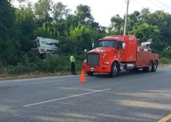 Camión se descarrila en el tramo Tulum-Playa del Carmen; no hay lesionados