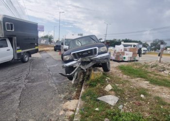 Camioneta se impacta contra el camellón en el Bulevar Luis Donaldo Colosio