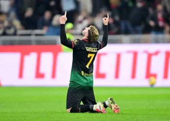 Santiago Giménez, futbolista mexicano le da el triunfo al Milan