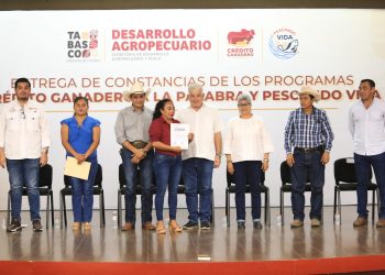 Entregan constancias de Crédito Ganadero y Pescando Vida a 402 productores en Emiliano Zapata