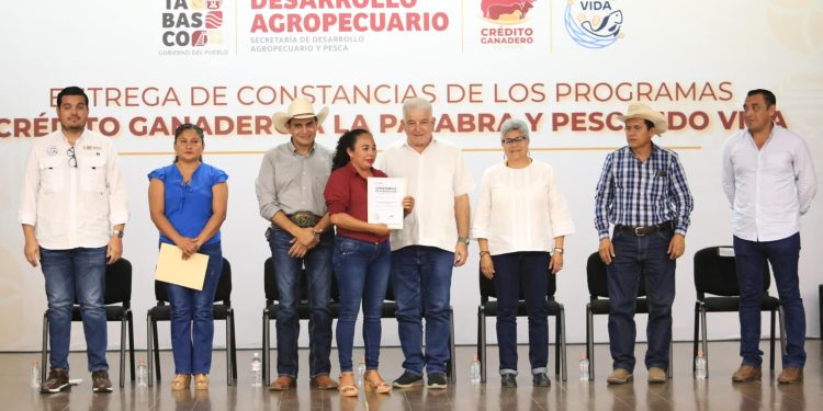 Entregan constancias de Crédito Ganadero y Pescando Vida a 402 productores en Emiliano Zapata