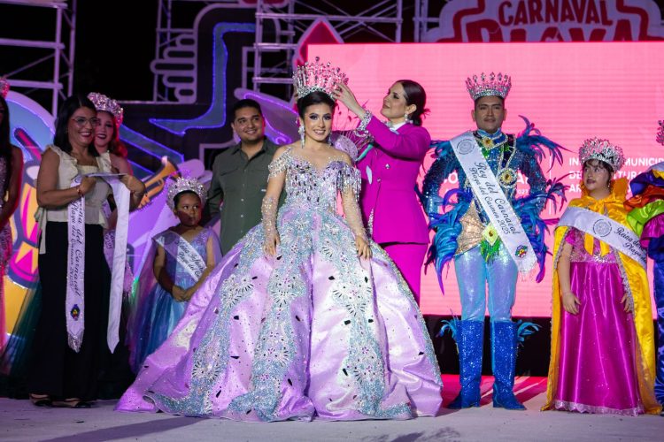 Estefanía Mercado corona a los soberanos de “El Carnaval del pueblo” Playa del Carmen 2025