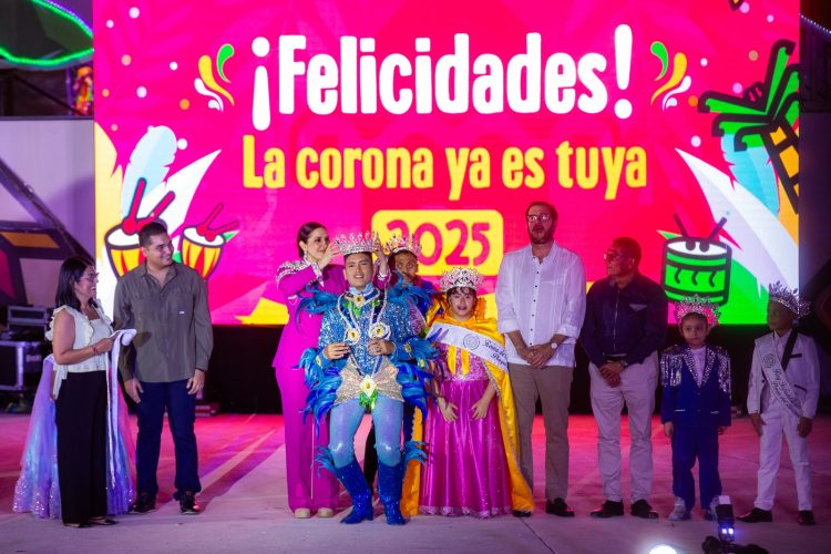 Estefanía Mercado corona a los soberanos de “El Carnaval del pueblo” Playa del Carmen 2025