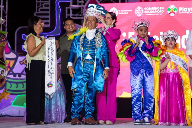Estefanía Mercado corona a los soberanos de “El Carnaval del pueblo” Playa del Carmen 2025