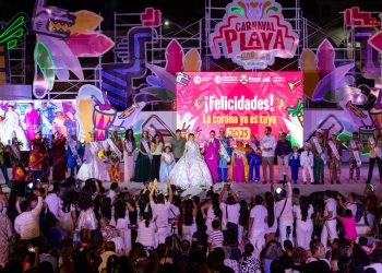 Estefanía Mercado corona a los soberanos de “El Carnaval del pueblo” Playa del Carmen 2025