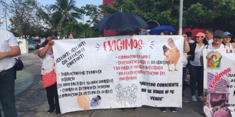 Docentes se manifestaron contra la reforma a la Ley del Instituto de Salud y Servicios Sociales de los Trabajadores del Estado en Quintana Roo