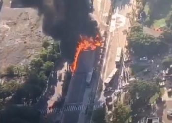 Impacta avioneta contra un autobús dejando al menos dos muertos y dos heridos en Brasil