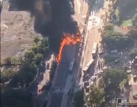 Impacta avioneta contra un autobús dejando al menos dos muertos y dos heridos en Brasil