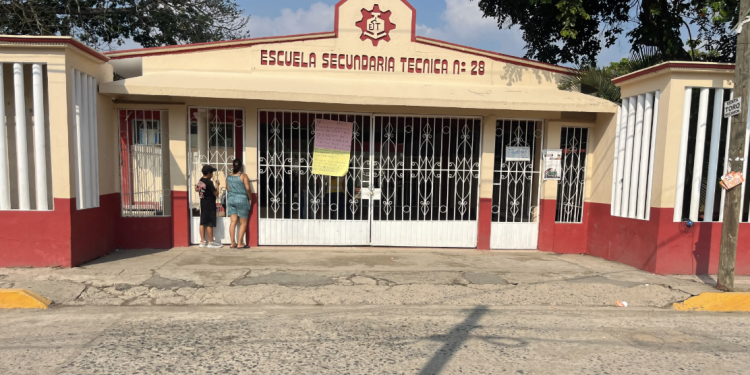 Maestros y padres de familia piden no minimizar amenazas contra la Secundaria Técnica 28 en Gaviotas